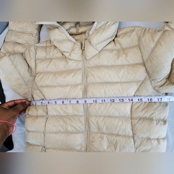 Aritzia TNA Botanie Little Puff Hoodie Jacket. Gray. Size Medium. - Picture 15 of 16